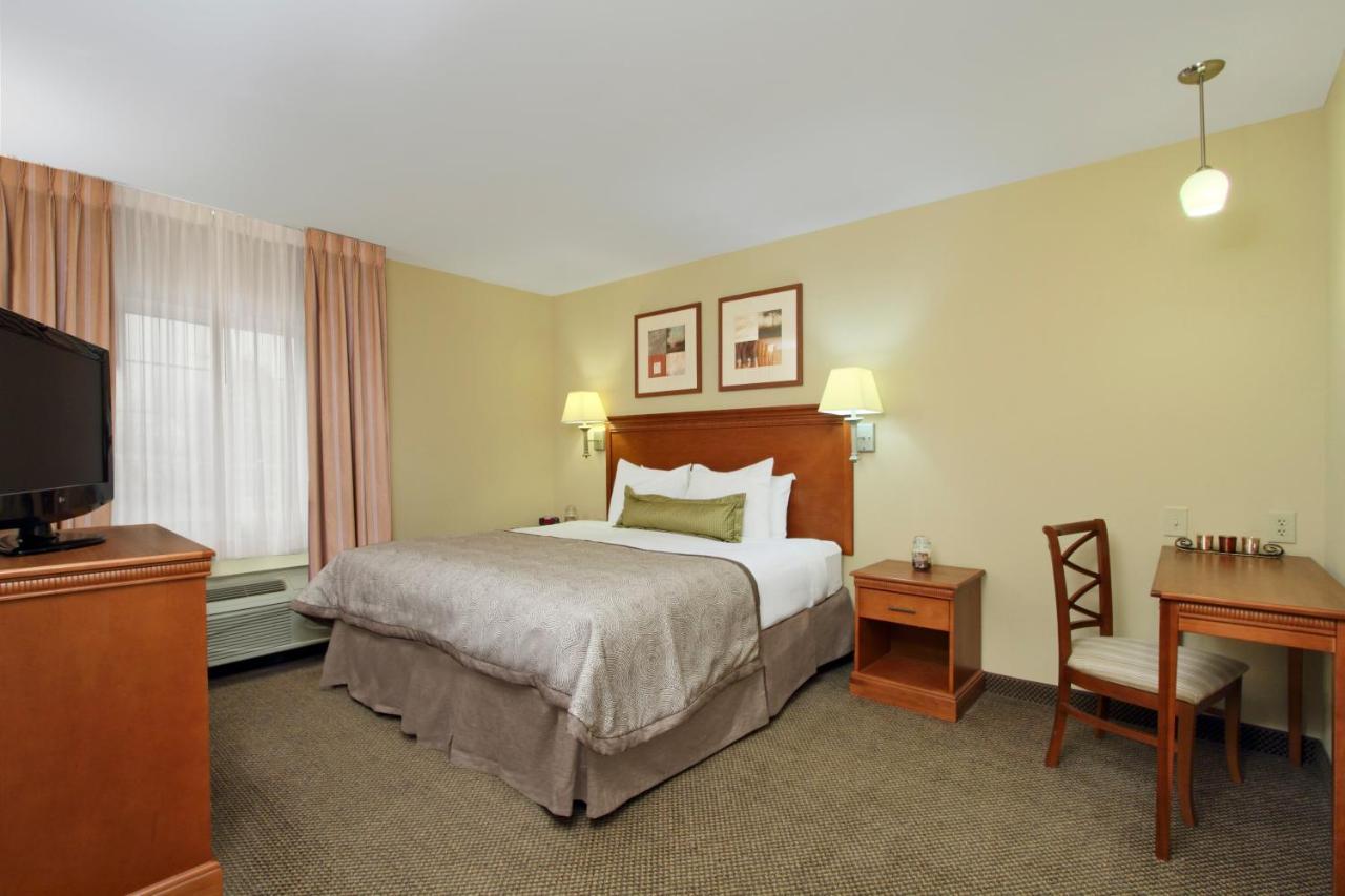 Candlewood Airport By Ihg Hotel 3*